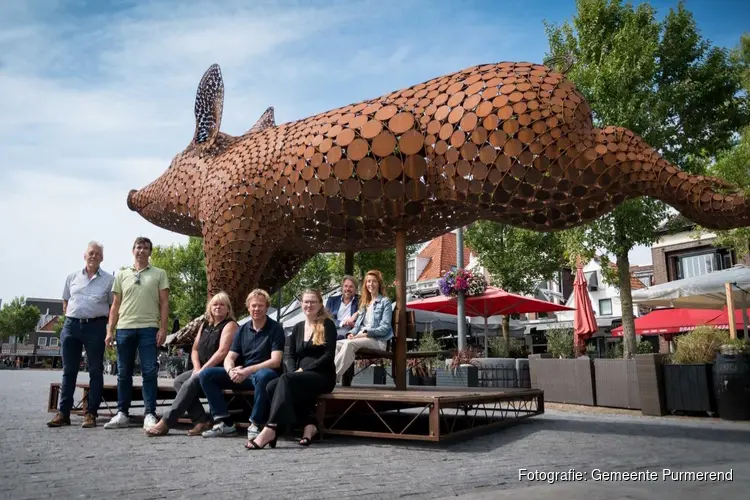 Beelden koe en varken bezoeken tijdelijk binnenstad Purmerend
