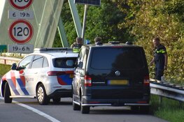 Politie rijdt auto klem en pakt twee verdachten op bij afslag Zuidoostbeemster