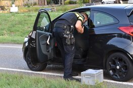 Politie rijdt auto klem en pakt twee verdachten op bij afslag Zuidoostbeemster