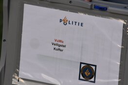 Politie rijdt auto klem en pakt twee verdachten op bij afslag Zuidoostbeemster