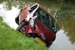 Auto te water langs Westerweg in Purmerend