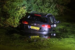 Auto te water gereden langs De Graeffweg in Purmerend
