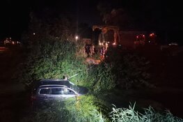 Auto te water gereden langs De Graeffweg in Purmerend