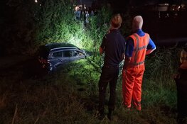 Auto te water gereden langs De Graeffweg in Purmerend