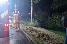 Auto te water gereden langs De Graeffweg in Purmerend