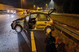 Auto eindigt in vangrail op A7
