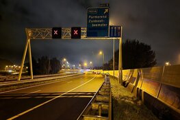 Auto eindigt in vangrail op A7