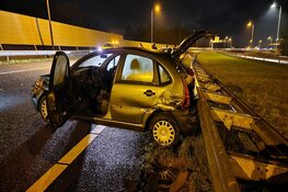Auto eindigt in vangrail op A7