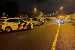 Auto eindigt in vangrail op A7
