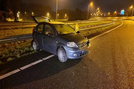 Auto eindigt in vangrail op A7