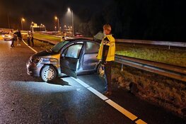 Auto eindigt in vangrail op A7