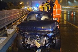 Auto tijdens harde regenval tegen vangrail gereden