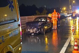 Auto tijdens harde regenval tegen vangrail gereden