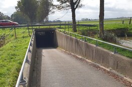 Bakwagen rijdt tegen viaduct in Westbeemster