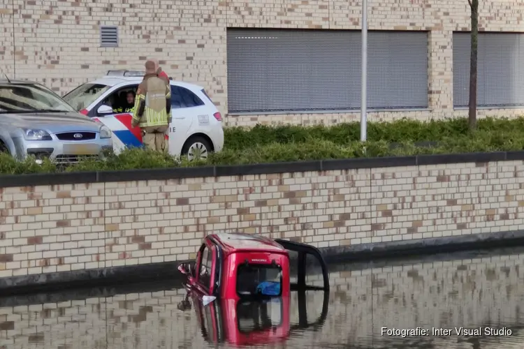 Brommobiel rijdt water in langs Meteorenweg in Purmerend