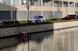 Brommobiel rijdt water in langs Meteorenweg in Purmerend