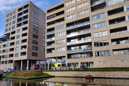 Brommobiel rijdt water in langs Meteorenweg in Purmerend