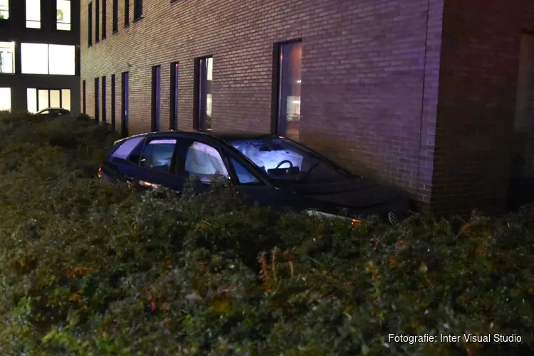 Auto tegen gebouw gereden in Purmerend