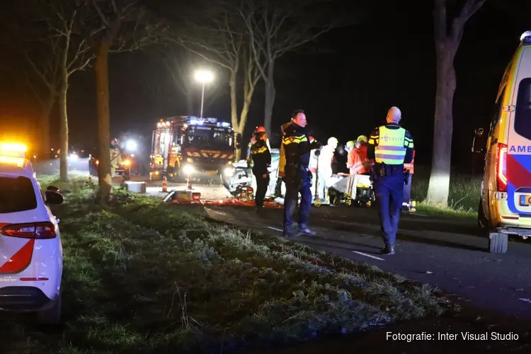 Ernstig ongeval in Middenbeemster, auto tegen boom