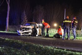 Ernstig ongeval in Middenbeemster, auto tegen boom