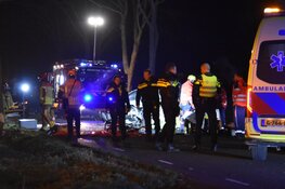 Ernstig ongeval in Middenbeemster, auto tegen boom