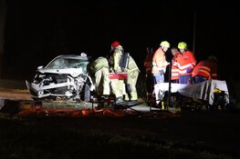 Ernstig ongeval in Middenbeemster, auto tegen boom