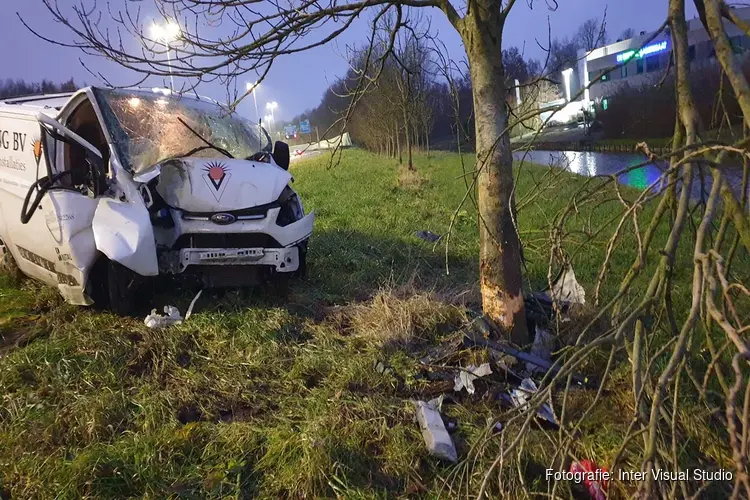 Bestelbusje tegen boom gereden