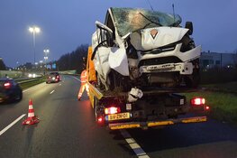 Bestelbusje tegen boom gereden