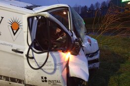Bestelbusje tegen boom gereden