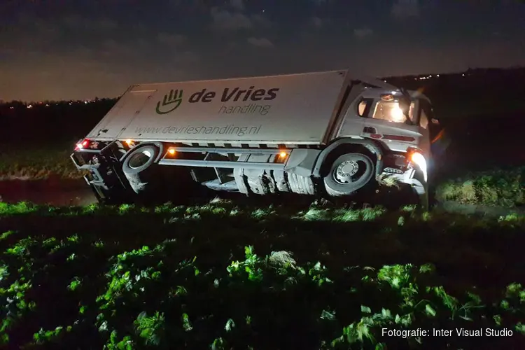 Vrachtwagen de sloot in, in Middenbeemster