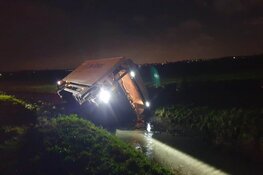 Vrachtwagen de sloot in, in Middenbeemster