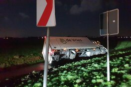 Vrachtwagen de sloot in, in Middenbeemster