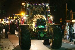 Kleurrijk lint van verlichte tractoren tijdens Beemsters Lichtjestour