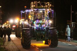 Kleurrijk lint van verlichte tractoren tijdens Beemsters Lichtjestour