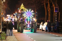 Kleurrijk lint van verlichte tractoren tijdens Beemsters Lichtjestour