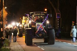 Kleurrijk lint van verlichte tractoren tijdens Beemsters Lichtjestour