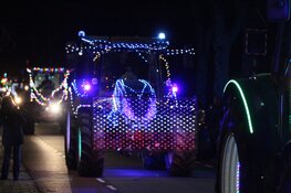 Kleurrijk lint van verlichte tractoren tijdens Beemsters Lichtjestour