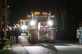 Kleurrijk lint van verlichte tractoren tijdens Beemsters Lichtjestour
