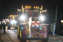 Kleurrijk lint van verlichte tractoren tijdens Beemsters Lichtjestour