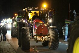 Kleurrijk lint van verlichte tractoren tijdens Beemsters Lichtjestour