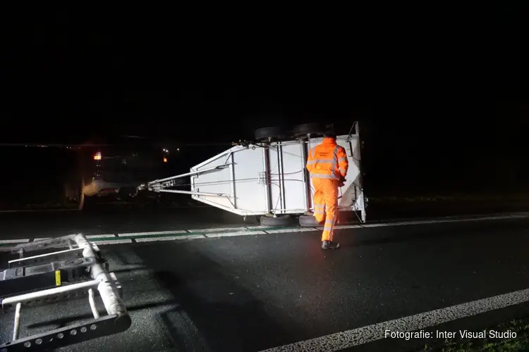 Paardentrailer waait los bij Middenbeemster