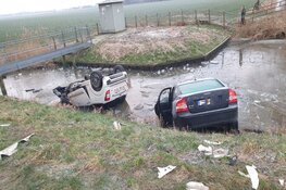 Twee voertuigen te water in Westbeemster, bestuurders komen wonderwel met schrik vrij