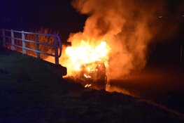 Boot in De Rijp gaat in vlammen op