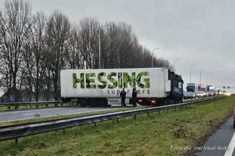 Verkeersinfarct op A7: vrachtwagen geschaard