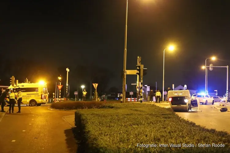 Auto op de kop na aanrijding bij Beemsterbrug