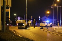 Auto op de kop na aanrijding bij Beemsterbrug