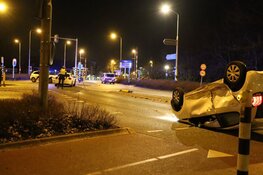 Auto op de kop na aanrijding bij Beemsterbrug