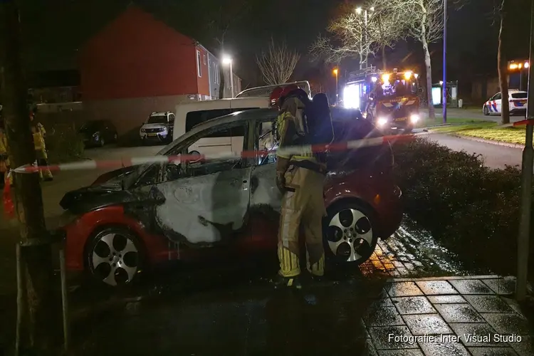 Autobrand aan Van Osweg in Purmerend