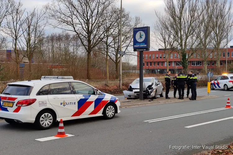 Auto tegen paal gebotst in Purmerend, twee gewonden