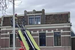 Automobilist rijdt verkeerskegels brandweer plat in Purmerend